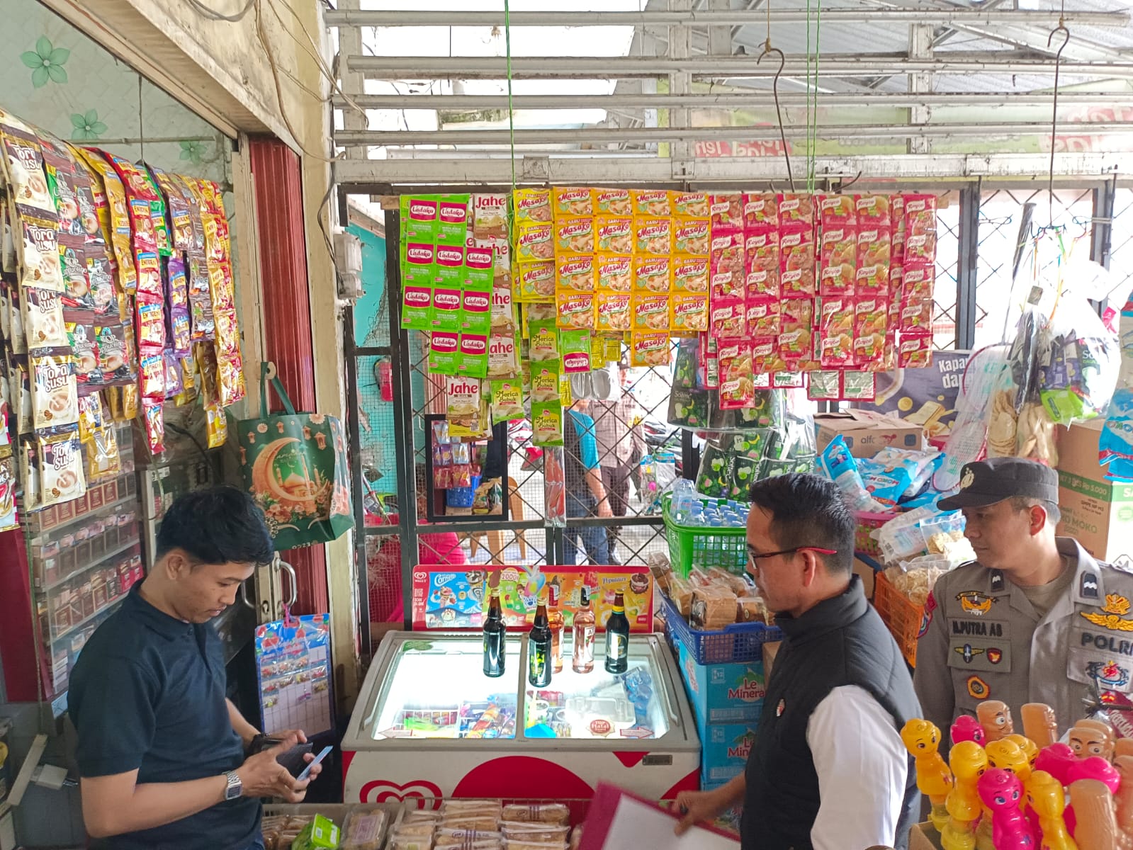 144 Botol Miras Disita Tim Gabungan Polsek Baturaja Timur dari Toko Kelontongan 