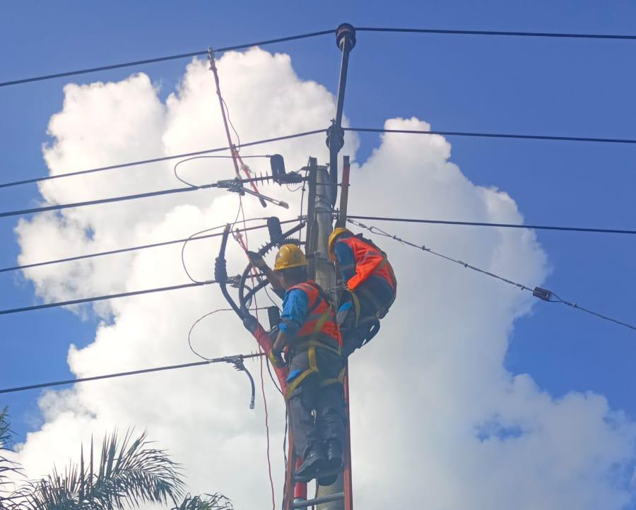 PLN ULP Lembayung Gerak Cepat Pulihkan Listrik di Lahat Pasca Diterjang Hujan Angin