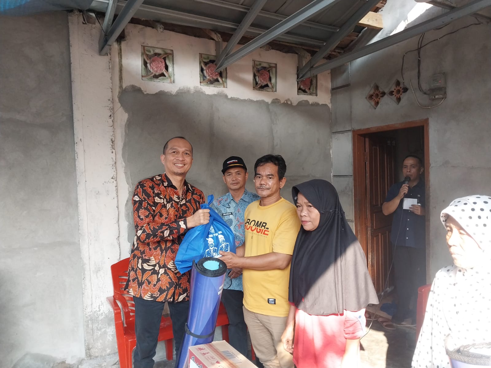 Mewakili Bupati, Sekda OKU Alva Elan Serahkan Bantuan untuk Korban Kebakaran di Pasar Baru