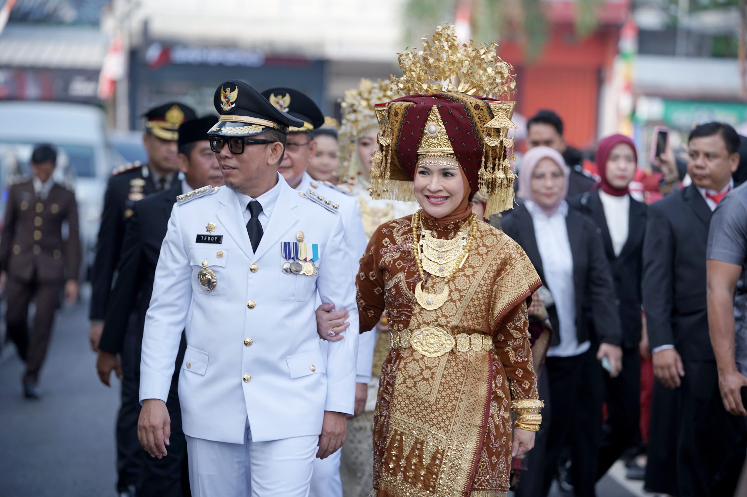 HUT Ke-81 RI di OKU: Anggunnya Hj Zwesti Karenia Teddy Pakai Busana Adat Khas OKU, Hj Fitriyana Marjito Tampil Cantik dengan Pakaian Palembang