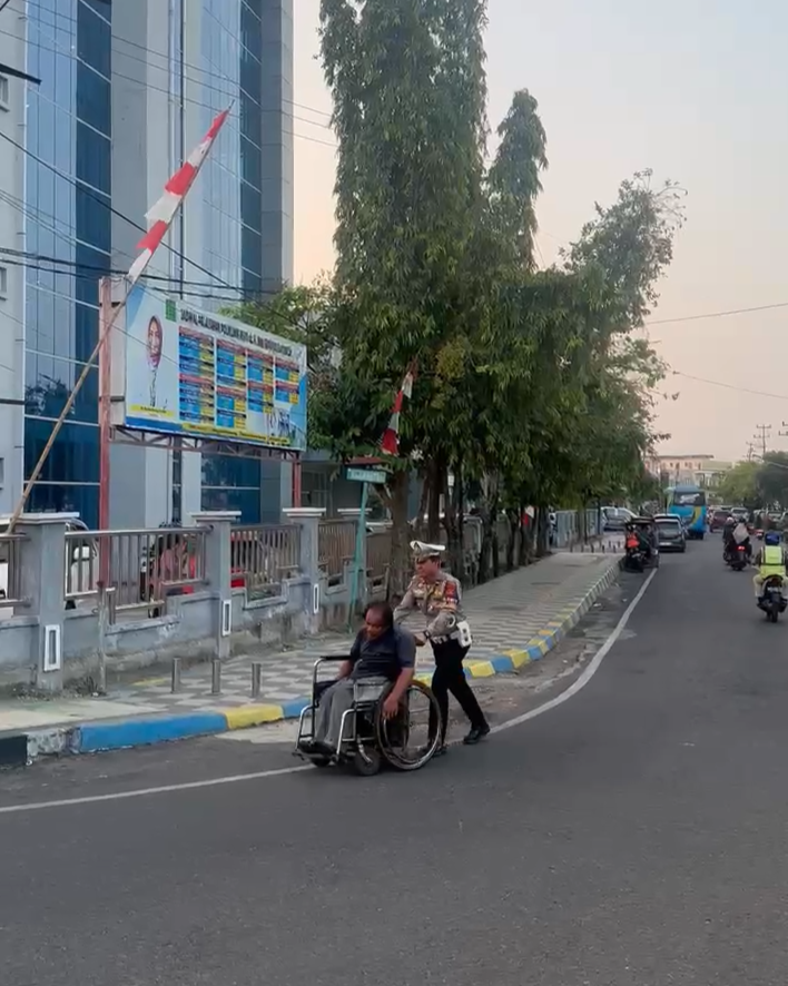 Kisah Ipda Andi, Polisi di OKU yang Dorong Kursi Roda Disabilitas di Tengah Padatnya Arus Lalu Lintas HUT RI
