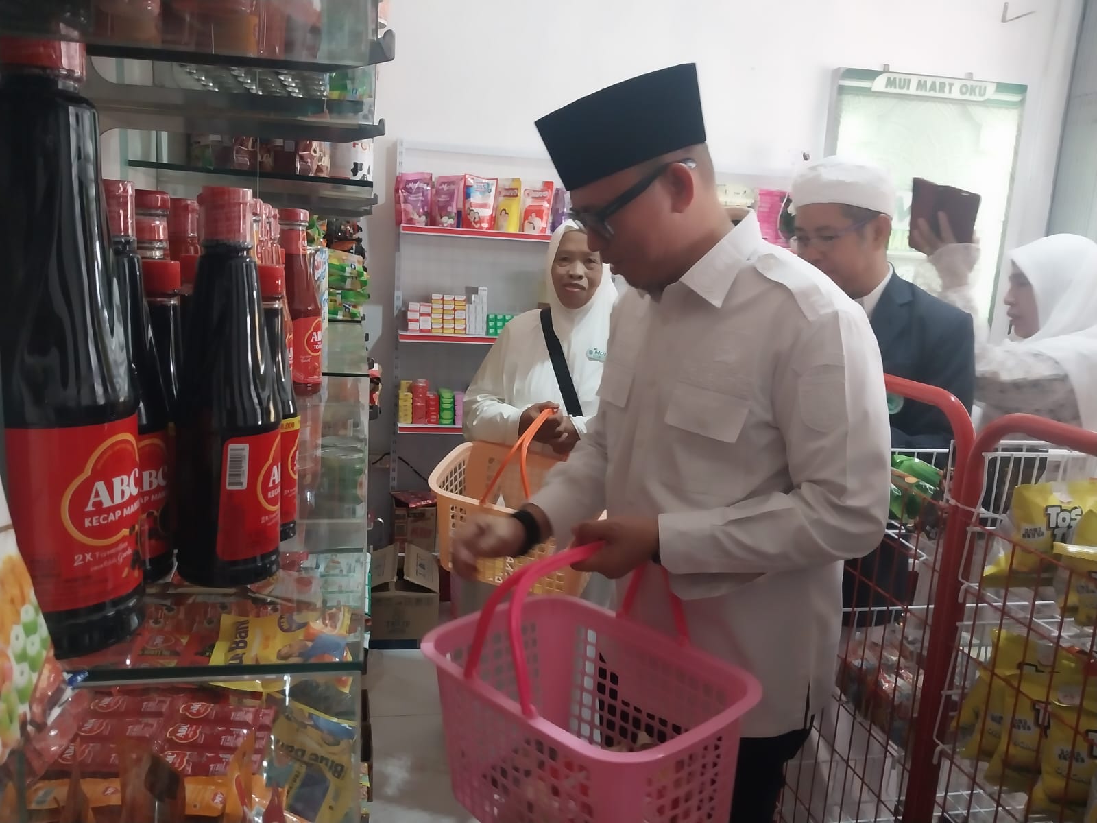 Dukung Ekonomi Umat, Bupati Ajak Masyarakat OKU Belanja di MUI Mart