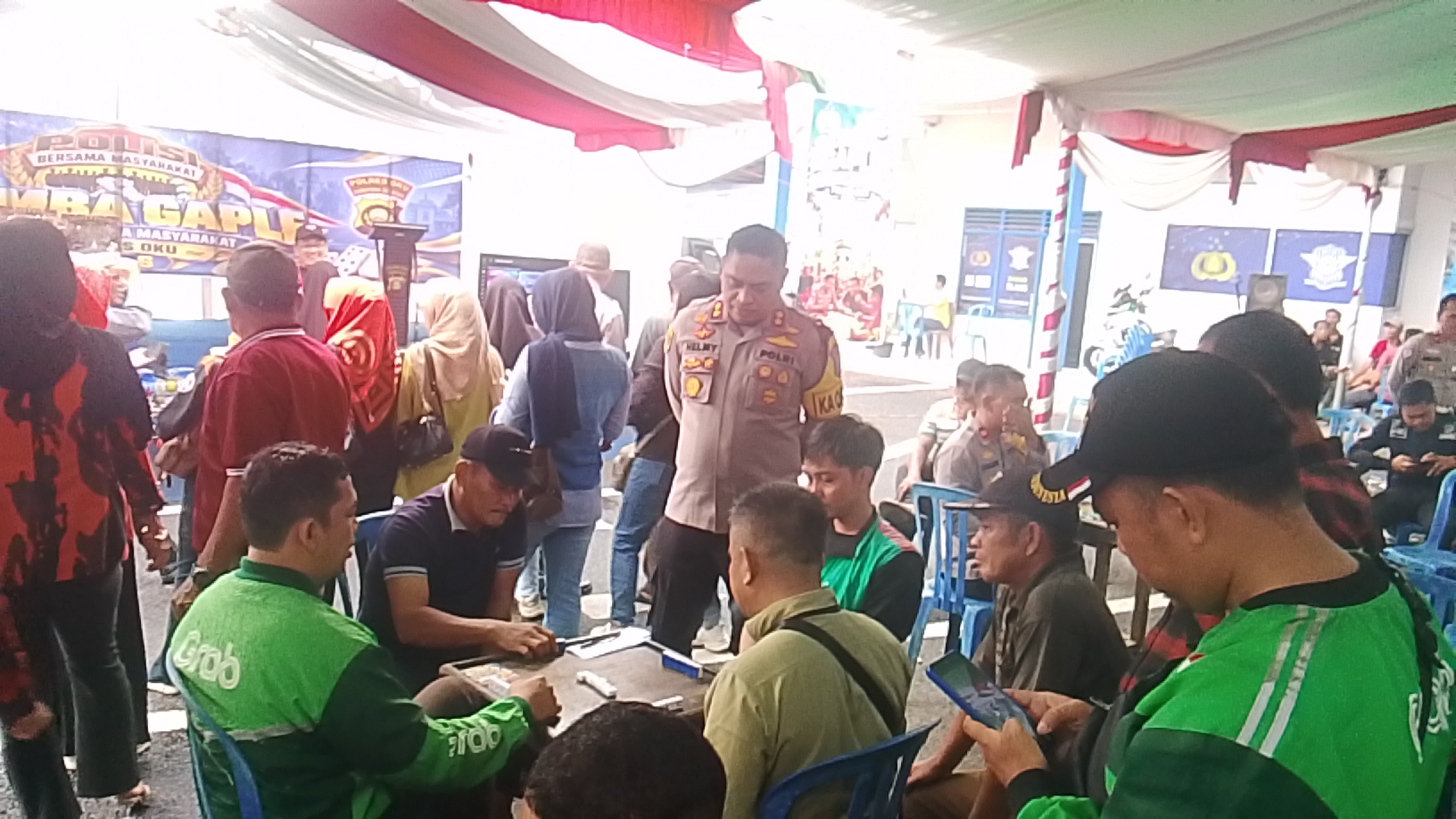 Baur Tanpa Sekat, Kapolres OKU AKBP Helmy Tamaela Ikut Main Gaple Bareng Warga dan Awak Media